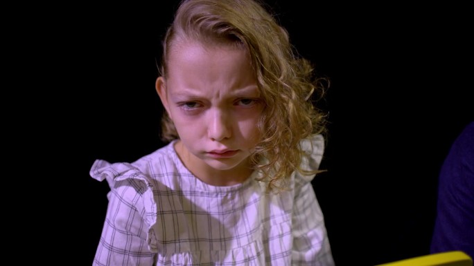 一个愤怒的年轻白人女孩的肖像，一个表现消极情绪的童星