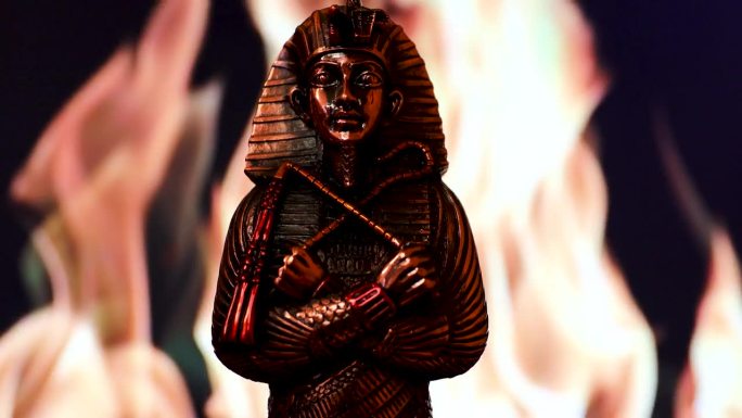 法老的金色雕像，背景是火。埃及文化