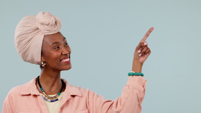 黑人女性，模型和双手指向营销和广告植入的产品，并表示同意。微笑，人，并显示显示选择或选择交易或销售在