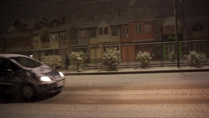 汽车在路上的雪霜的冬夜