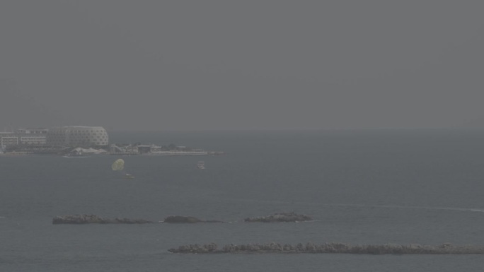 在土耳其跳伞。未分级C-LOG 2延时黄色副帆翼被红色船拉。海上夏季娱乐。夏日里，在阿拉尼亚的海面上