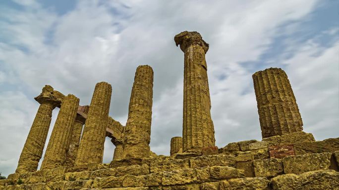 被毁坏的古希腊神庙——朱诺神庙位于意大利卡拉布里亚的科洛纳角。间隔拍摄