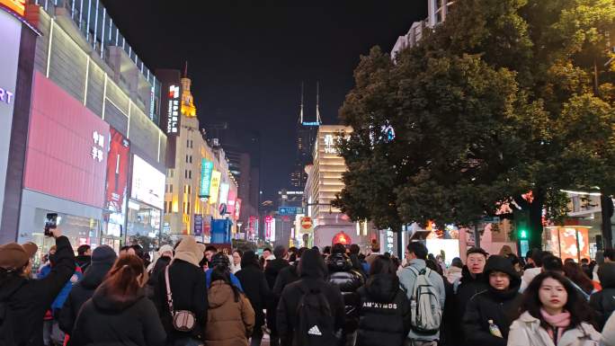 上海南京路步行街行人过马路街道夜景4K