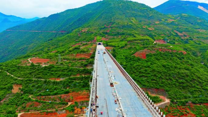 正在建设的金刚园隧道高黎贡山高速大桥航拍