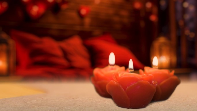 玫瑰形状的蜡烛，温馨浪漫的船舱内部被蜡烛和心形气球的温暖光芒照亮，创造了情人节的庆祝活动