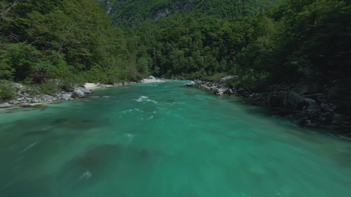 斯洛文尼亚索卡山谷祖母绿索卡河的FPV