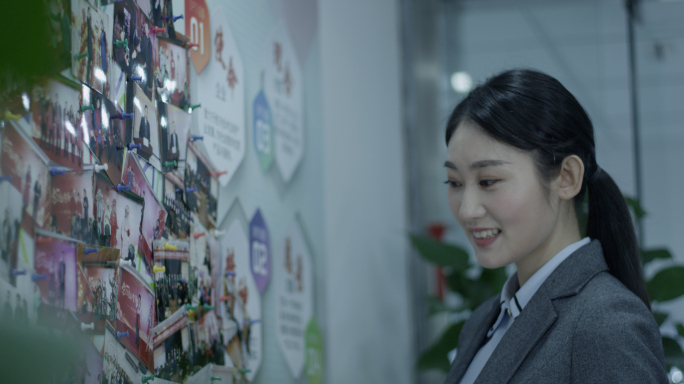 美女看照片，照片墙，文化墙，团队文化