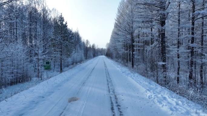 航拍冬季冰雪路面雪路林间道路