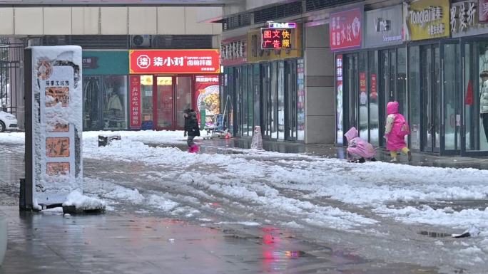 欢乐儿童在雪地里打雪仗