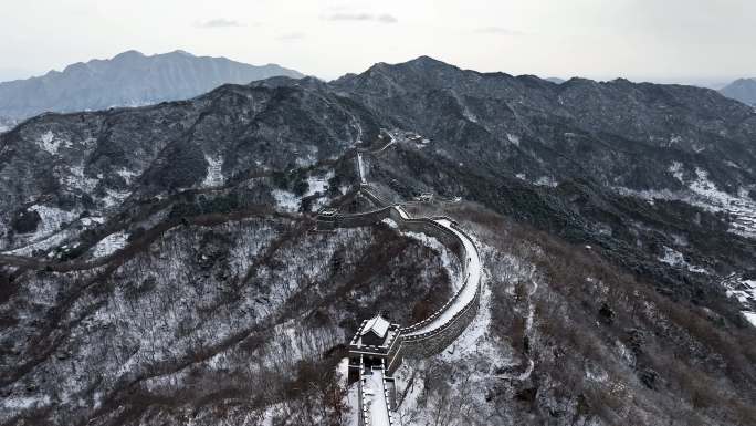 航拍雪后波澜壮阔慕田峪长城