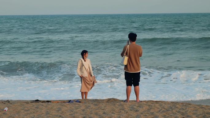 情侣在海边拍照