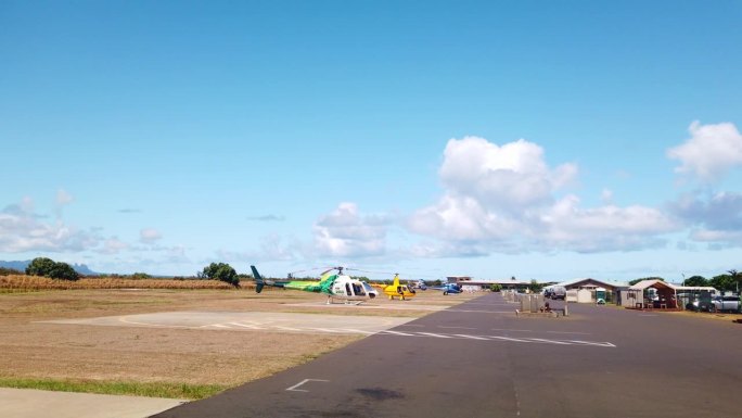 在夏威夷考艾岛的一个直升机场，直升机在停机坪上排成一排。4K 60 FPS慢动作