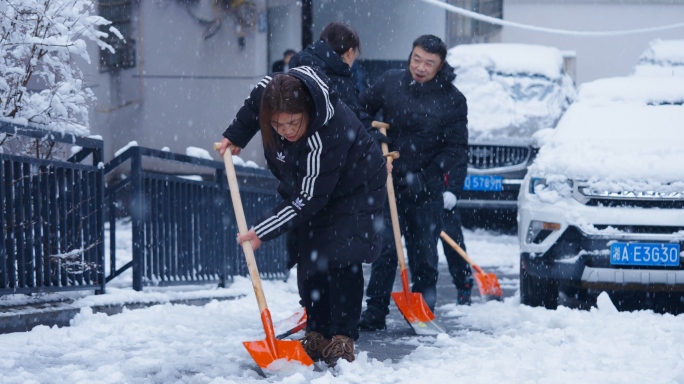 社区志愿者暴雪中铲雪