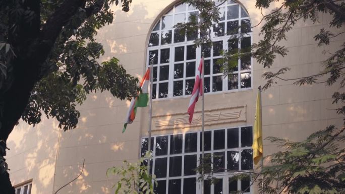 旧孟买，印度国旗和其他两面国旗的特写