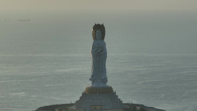 航拍的观音雕像在海边的南山寺，中国海南岛