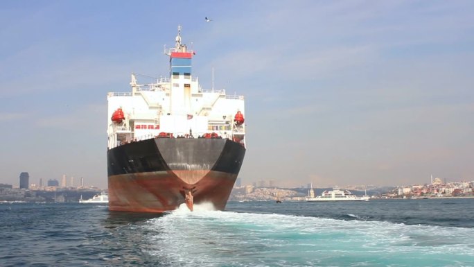 一艘大船驶过土耳其伊斯坦布尔海峡。油轮的后视图
