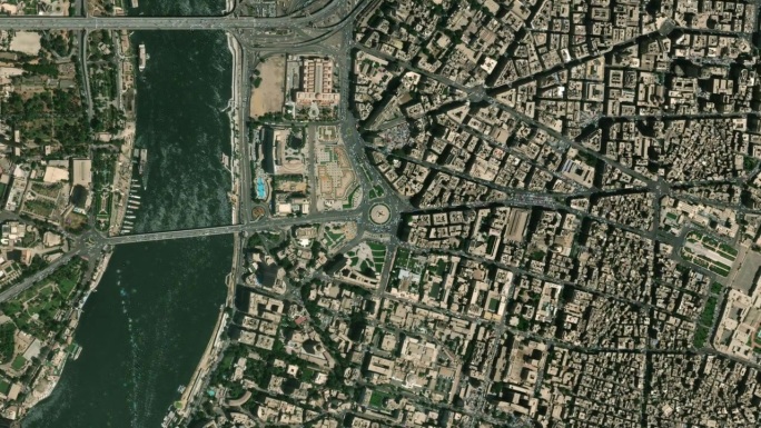 地球从太空放大到埃及开罗的解放广场。接着是通过云层和大气层进入太空。卫星的视图。旅游介绍