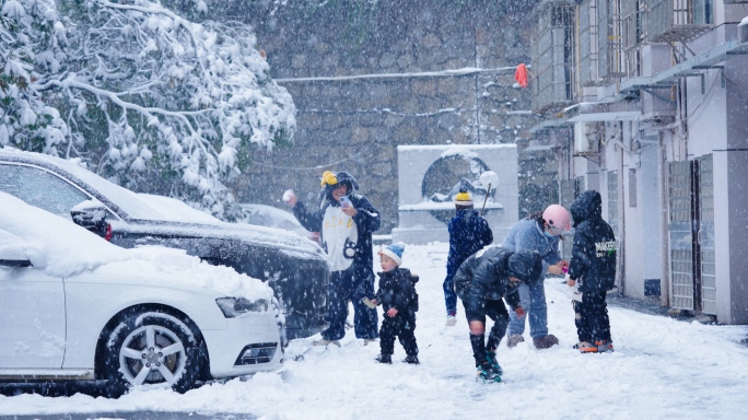 楼下玩雪小朋友