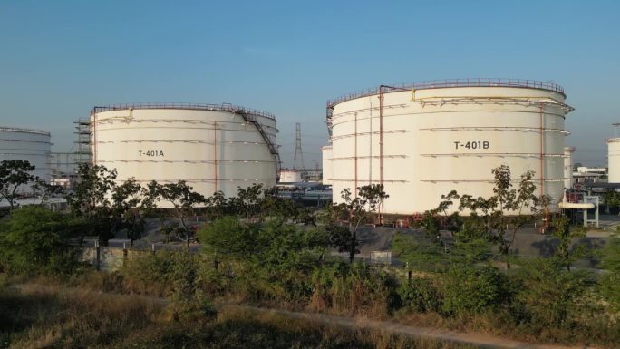 鸟瞰图炼油厂大型储罐和管道系统