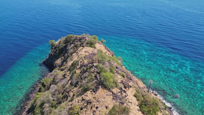 无人机在一个被珊瑚礁包围的小岛上拍摄的视频