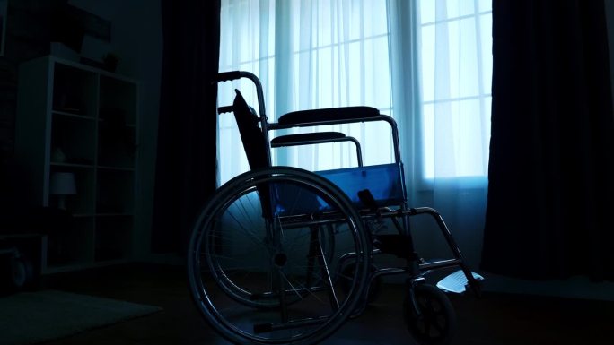 医院轮椅的剪影在黑暗的房间里