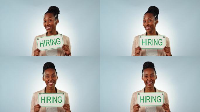 快乐的黑人女性，在工作室背景下招聘广告和商业机会。非洲女性肖像或员工微笑与广告牌或招聘海报