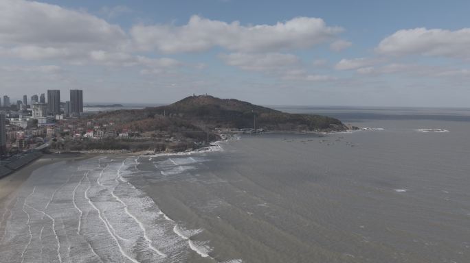 航拍威海金海滩海水浴场冬季蓝天白云