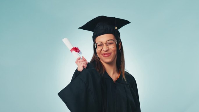 脸，毕业证书和快乐的女人庆祝在工作室隔离在蓝色背景的模拟空间。学生成功、教育成就或大学目标的肖像、毕