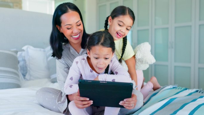 平板电脑，有趣的母亲和孩子在卧室，结合或流媒体电影，电影和笑视频在互联网上在家里。科技、妈妈和快乐的