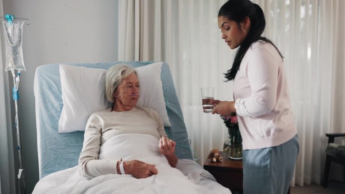 照顾者，退休和生病的老年妇女，提供药物或水，以获得保健，支持或希望。老年女性，在医院接受药物和护士的