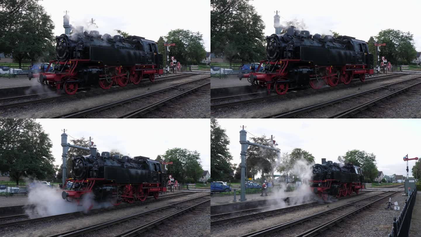 蒸汽机车在铁轨上向后行驶