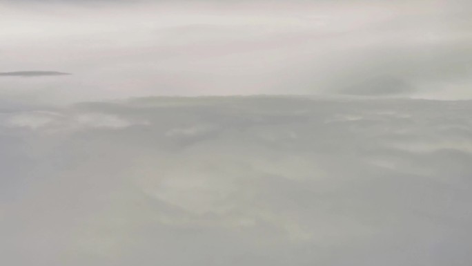 飞机穿入云层