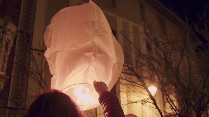纸灯笼在夜晚由女人的手释放