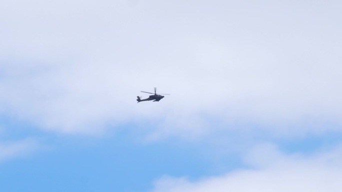军方直升机载着武器从头顶飞过，加沙战争录像正在拍摄中