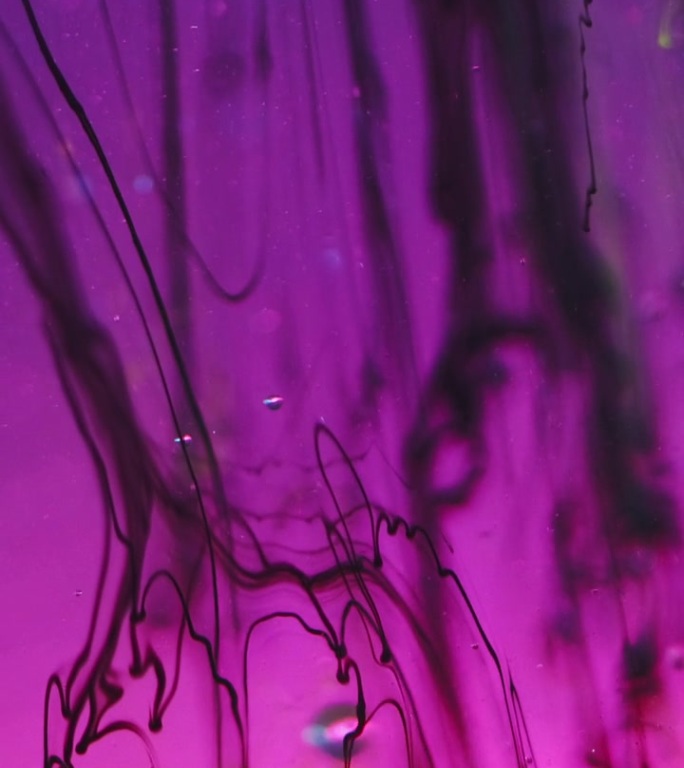垂直抽象背景墨汁注入黑色滴紫色