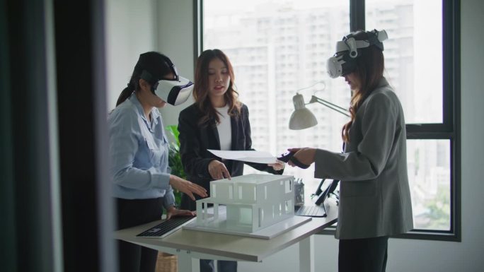 建筑和工程团队使用虚拟现实模拟器眼镜帮助构思设计工作