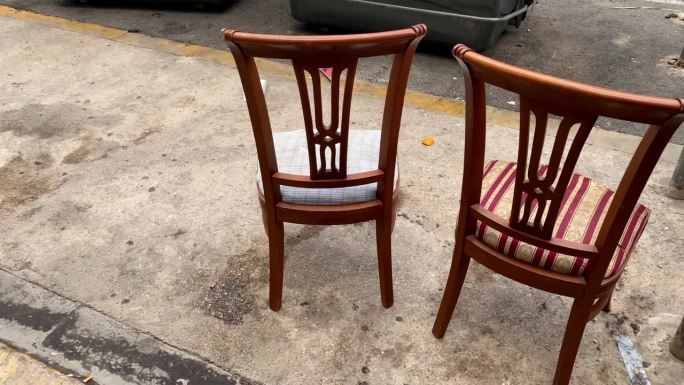 两把雅致的椅子被遗弃在街上