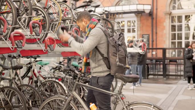 一名男子准备在繁忙的伦敦自行车停车场骑车