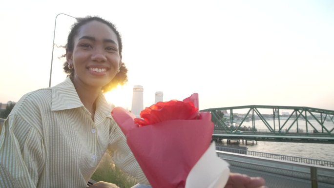 年轻女子情人节收到一朵玫瑰。