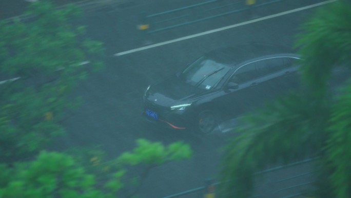 暴雨中行驶的黑色轿车