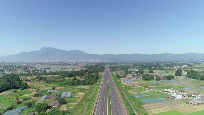 公路远眺峨眉山航拍