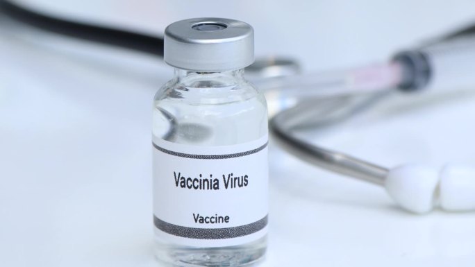 牛痘病毒疫苗装在小瓶中，用于免疫和治疗感染