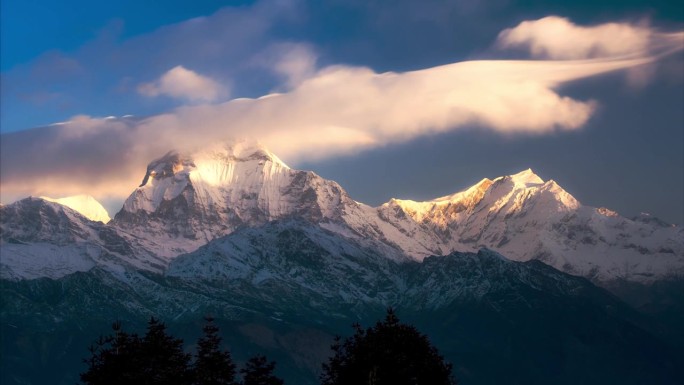 晨光在道拉吉里山南面移动的时间变化，雪崩落下