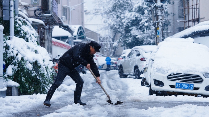 城市巷子铲雪行人