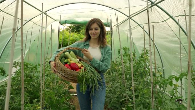 一名年轻女子提着一篮子蔬菜穿过隧道