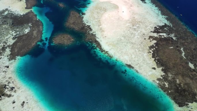 无人机拍摄的小而浅的沙洲和明亮的蓝色泻湖