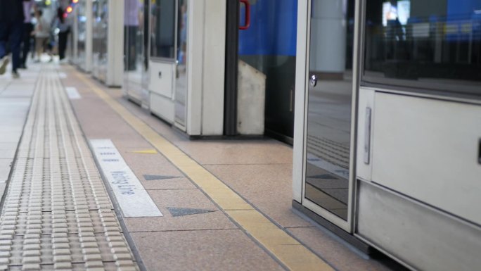 台湾公共交通背景图，地铁站月台上的地铁门列车通勤者从低角度观看车门