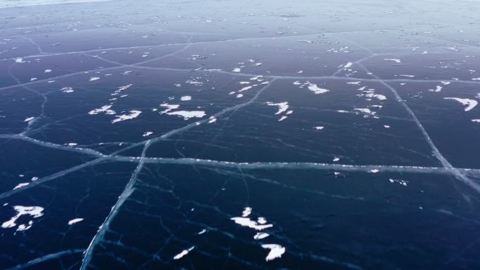 冬季冰冻的湖面航拍