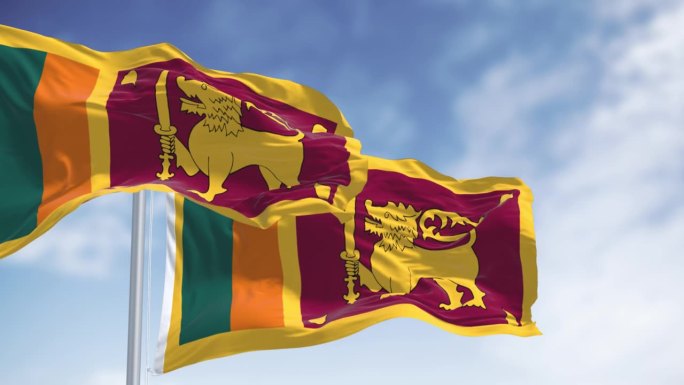 两面斯里兰卡国旗在一个晴朗的日子里飘扬