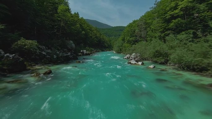 斯洛文尼亚夏天的索卡河穿过岩石。FPV无人机拍摄